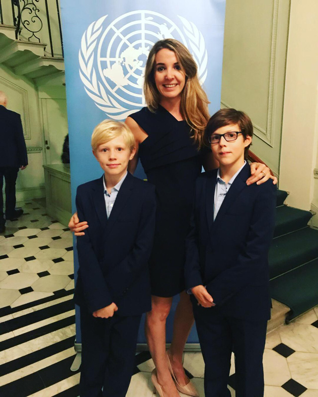 Tessy Antony de Nassau With Arms Around Her 2 Sons Standing In Front Of United Nations Banner